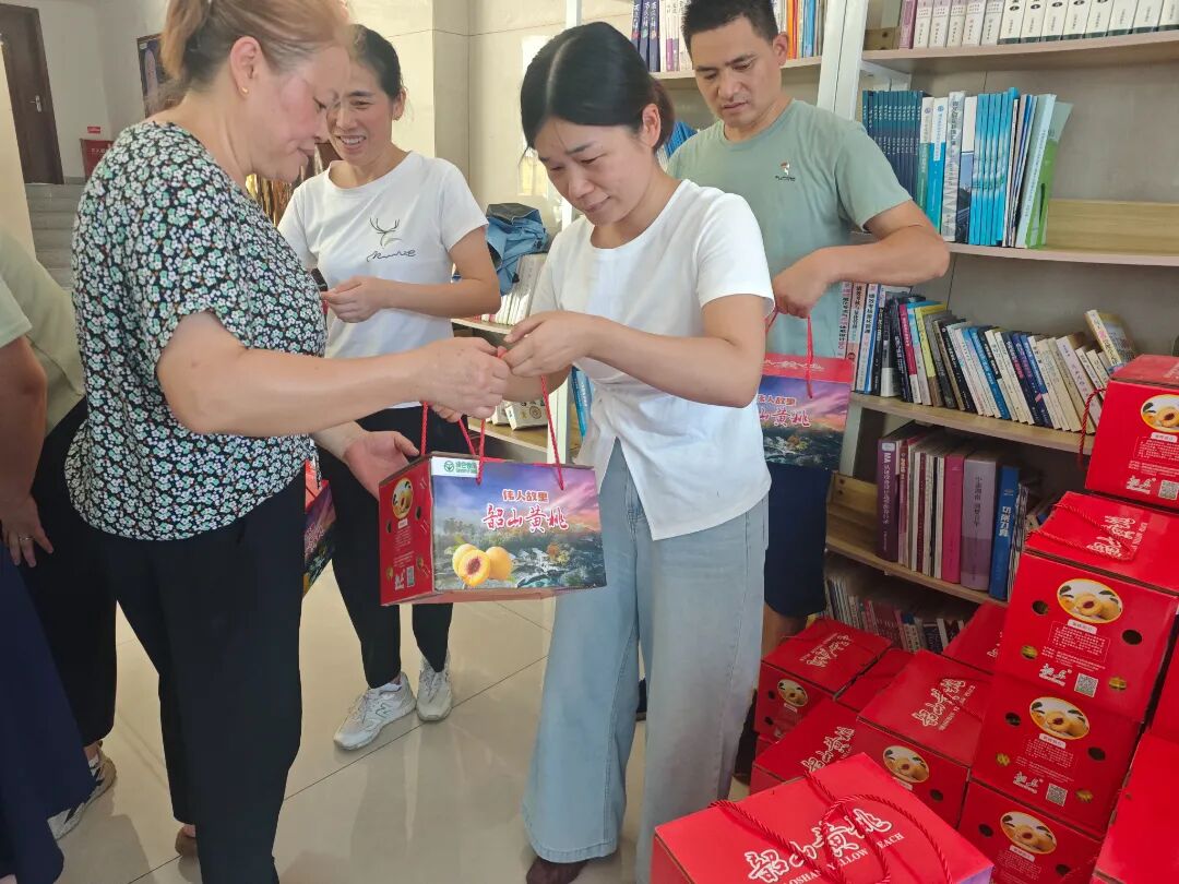 黃桃福利至，助農(nóng)情意濃